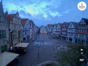 ☀️ Wetter Rinteln (Sicht: Blick auf den Rintelner Marktplatz aus Richtung Bürgerhaus): Heute bis 13,3°C. Sonnenuntergang heute erst um 20:02 Uhr.