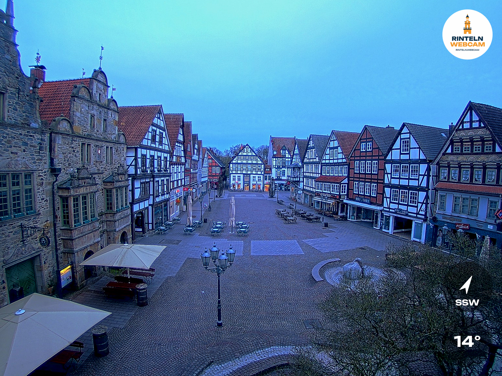 ☀️ Wetter Rinteln (Sicht: Blick auf den Rintelner Marktplatz aus Richtung Bürgerhaus): Heute bis 12,7°C. Sonnenuntergang heute erst um 20:04 Uhr.