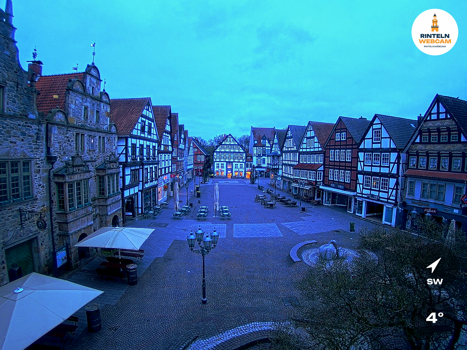 ☀️ Wetter Rinteln (Sicht: Blick auf den Rintelner Marktplatz aus Richtung Bürgerhaus): Heute bis 10,6°C. Sonnenuntergang heute erst um 19:57 Uhr.