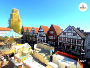 🕒 Update Rinteln (Sicht: Blick auf den Rintelner Marktplatz in Richtung St. Nikolai-Kirche) um 16:00 Uhr: 22°C.