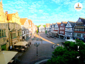 ☀️ Wetter Rinteln (Sicht: Blick auf den Rintelner Marktplatz aus Richtung Bürgerhaus): Heute bis 12,3°C. Sonnenuntergang heute erst um 21:00 Uhr.