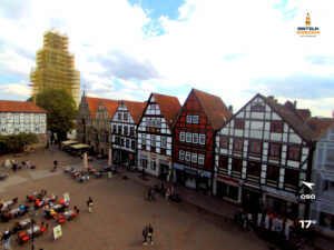 🕒 Update Rinteln (Sicht: Blick auf den Rintelner Marktplatz in Richtung St. Nikolai-Kirche) um 16:00 Uhr: 16,9°C.