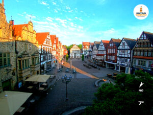 ☀️ Wetter Rinteln (Sicht: Blick auf den Rintelner Marktplatz aus Richtung Bürgerhaus): Heute bis 18°C. Sonnenuntergang heute erst um 21:04 Uhr.