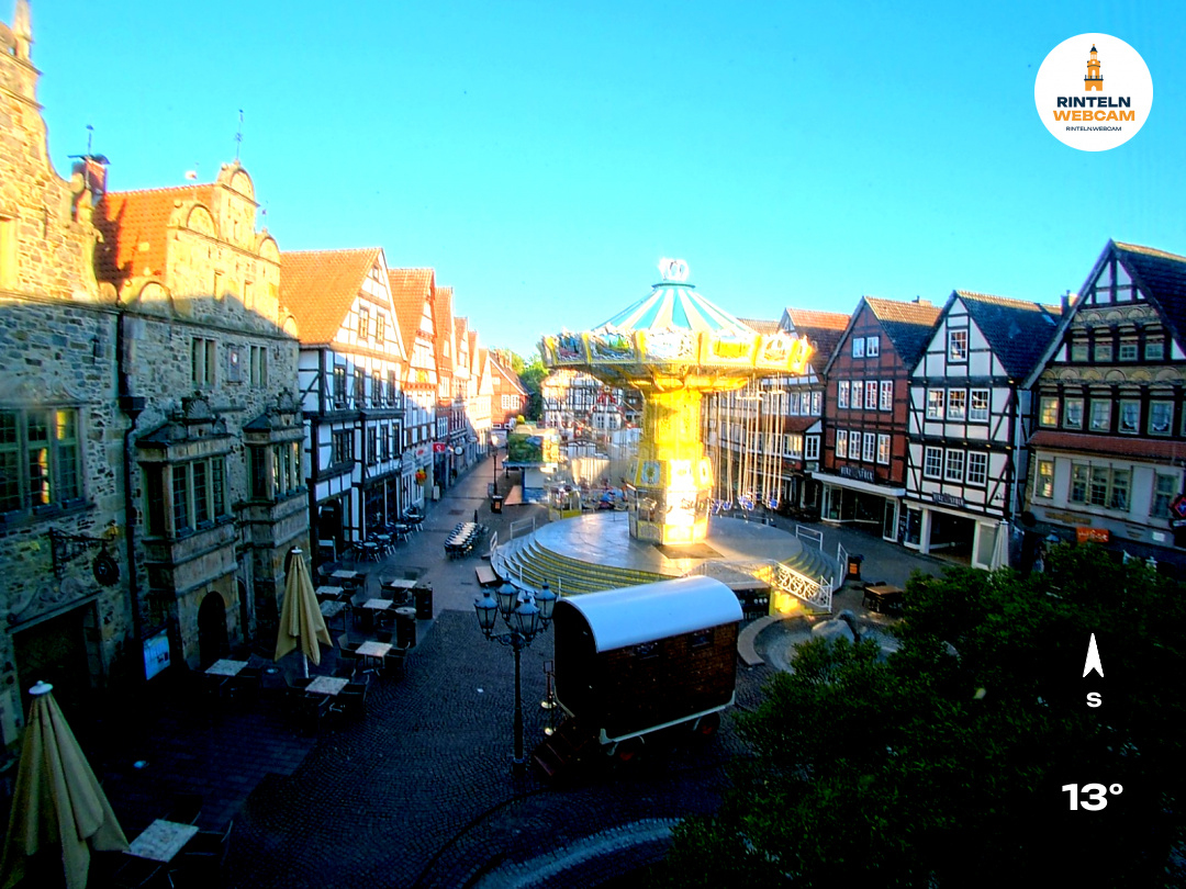 ☀️ Wetter Rinteln (Sicht: Blick auf den Rintelner Marktplatz aus Richtung Bürgerhaus): Heute bis 24,7°C. Sonnenuntergang heute erst um 20:50 Uhr.
