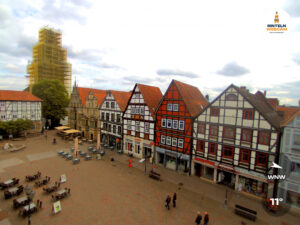 🕒 Update Rinteln (Sicht: Blick auf den Rintelner Marktplatz in Richtung St. Nikolai-Kirche) um 16:00 Uhr: 10,7°C.