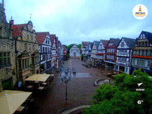 ☀️ Wetter Rinteln (Sicht: Blick auf den Rintelner Marktplatz aus Richtung Bürgerhaus): Heute bis 9,5°C. Sonnenuntergang heute erst um 21:10 Uhr.