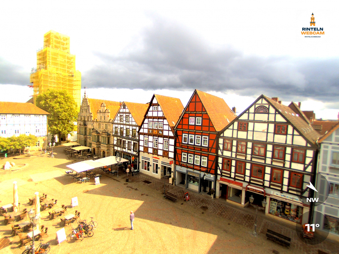 🕒 Update Rinteln (Sicht: Blick auf den Rintelner Marktplatz in Richtung St. Nikolai-Kirche) um 16:00 Uhr: 10,7°C.