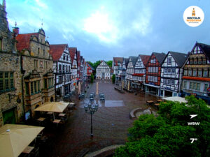 ☀️ Wetter Rinteln (Sicht: Blick auf den Rintelner Marktplatz aus Richtung Bürgerhaus): Heute bis 12,3°C. Sonnenuntergang heute erst um 21:13 Uhr.