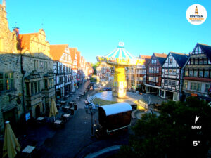 ☀️ Wetter Rinteln (Sicht: Blick auf den Rintelner Marktplatz aus Richtung Bürgerhaus): Heute bis 21.6°C. Sonnenuntergang heute erst um 20:49 Uhr.