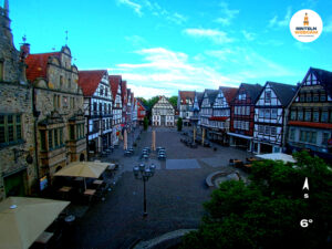 ☀️ Wetter Rinteln (Sicht: Blick auf den Rintelner Marktplatz aus Richtung Bürgerhaus): Heute bis 14.7°C. Sonnenuntergang heute erst um 21:15 Uhr.