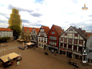 🕒 Update Rinteln (Sicht: Blick auf den Rintelner Marktplatz in Richtung St. Nikolai-Kirche) um 16:00 Uhr: 15,8°C.