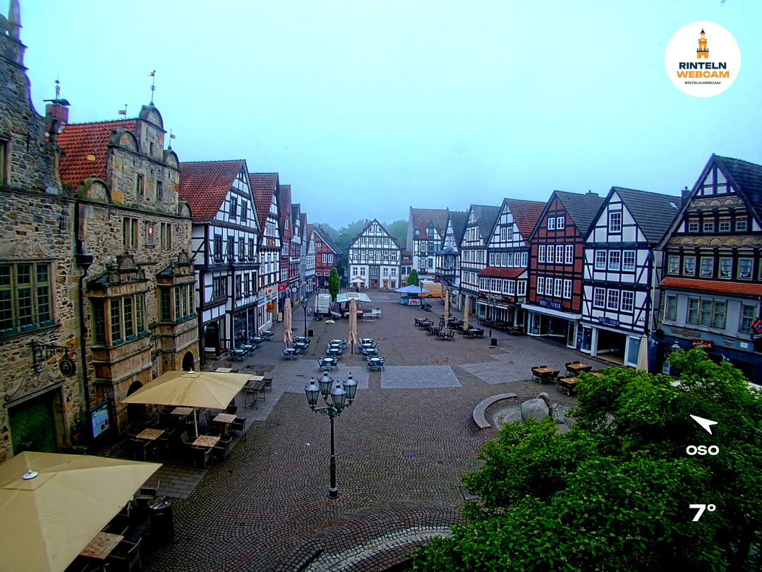 ☀️ Wetter Rinteln (Sicht: Blick auf den Rintelner Marktplatz aus Richtung Bürgerhaus): Heute bis 17°C. Sonnenuntergang heute erst um 21:18 Uhr.