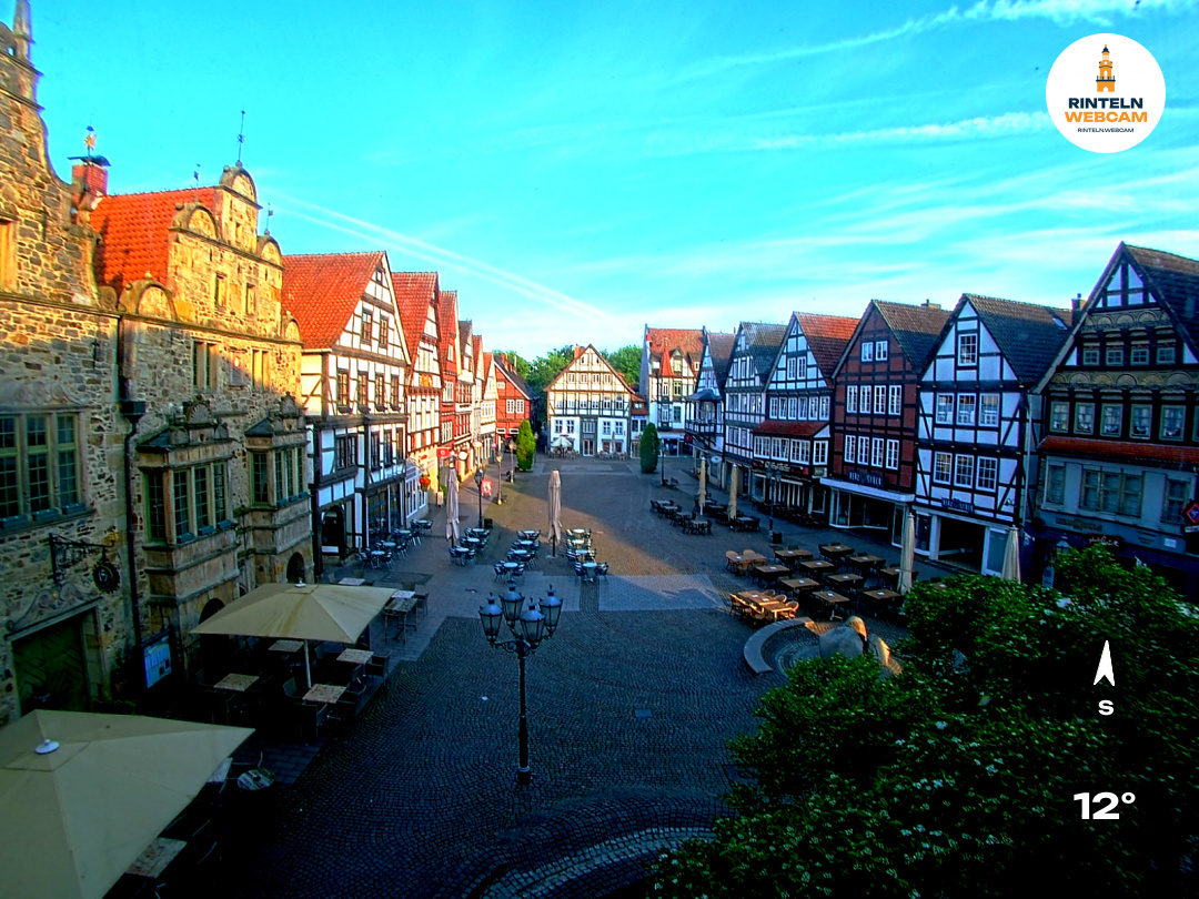 ☀️ Wetter Rinteln (Sicht: Blick auf den Rintelner Marktplatz aus Richtung Bürgerhaus): Heute bis 23.1°C. Sonnenuntergang heute erst um 21:22 Uhr.