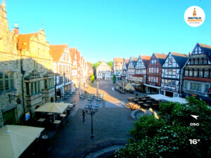 ☀️ Wetter Rinteln (Sicht: Blick auf den Rintelner Marktplatz aus Richtung Bürgerhaus): Heute bis 27,3°C. Sonnenuntergang heute erst um 21:23 Uhr.