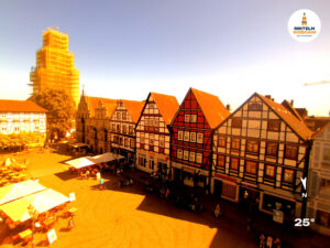 🕒 Update Rinteln (Sicht: Blick auf den Rintelner Marktplatz in Richtung St. Nikolai-Kirche) um 16:00 Uhr: 25°C.