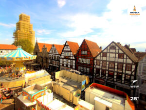 🕒 Update Rinteln (Sicht: Blick auf den Rintelner Marktplatz in Richtung St. Nikolai-Kirche) um 16:00 Uhr: 24,8°C.
