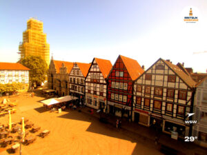 🕒 Update Rinteln (Sicht: Blick auf den Rintelner Marktplatz in Richtung St. Nikolai-Kirche) um 16:00 Uhr: 28,9°C.