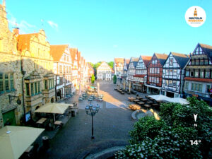 ☀️ Wetter Rinteln (Sicht: Blick auf den Rintelner Marktplatz aus Richtung Bürgerhaus): Heute bis 21°C. Sonnenuntergang heute erst um 21:29 Uhr.