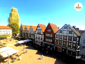 🕒 Update Rinteln (Sicht: Blick auf den Rintelner Marktplatz in Richtung St. Nikolai-Kirche) um 16:00 Uhr: 20°C.