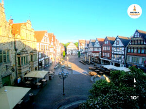 ☀️ Wetter Rinteln (Sicht: Blick auf den Rintelner Marktplatz aus Richtung Bürgerhaus): Heute bis 26,6°C. Sonnenuntergang heute erst um 21:31 Uhr.