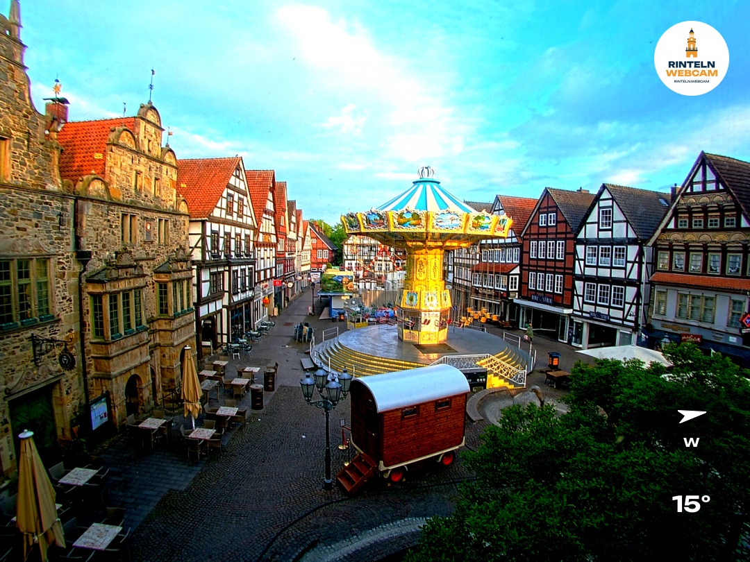 ☀️ Wetter Rinteln (Sicht: Blick auf den Rintelner Marktplatz aus Richtung Bürgerhaus): Heute bis 18°C. Sonnenuntergang heute erst um 20:54 Uhr.
