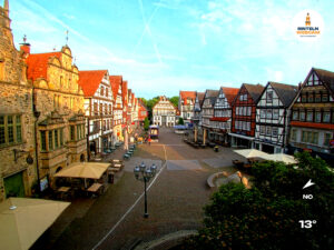 ☀️ Wetter Rinteln (Sicht: Blick auf den Rintelner Marktplatz aus Richtung Bürgerhaus): Heute bis 18,5°C. Sonnenuntergang heute erst um 21:34 Uhr.