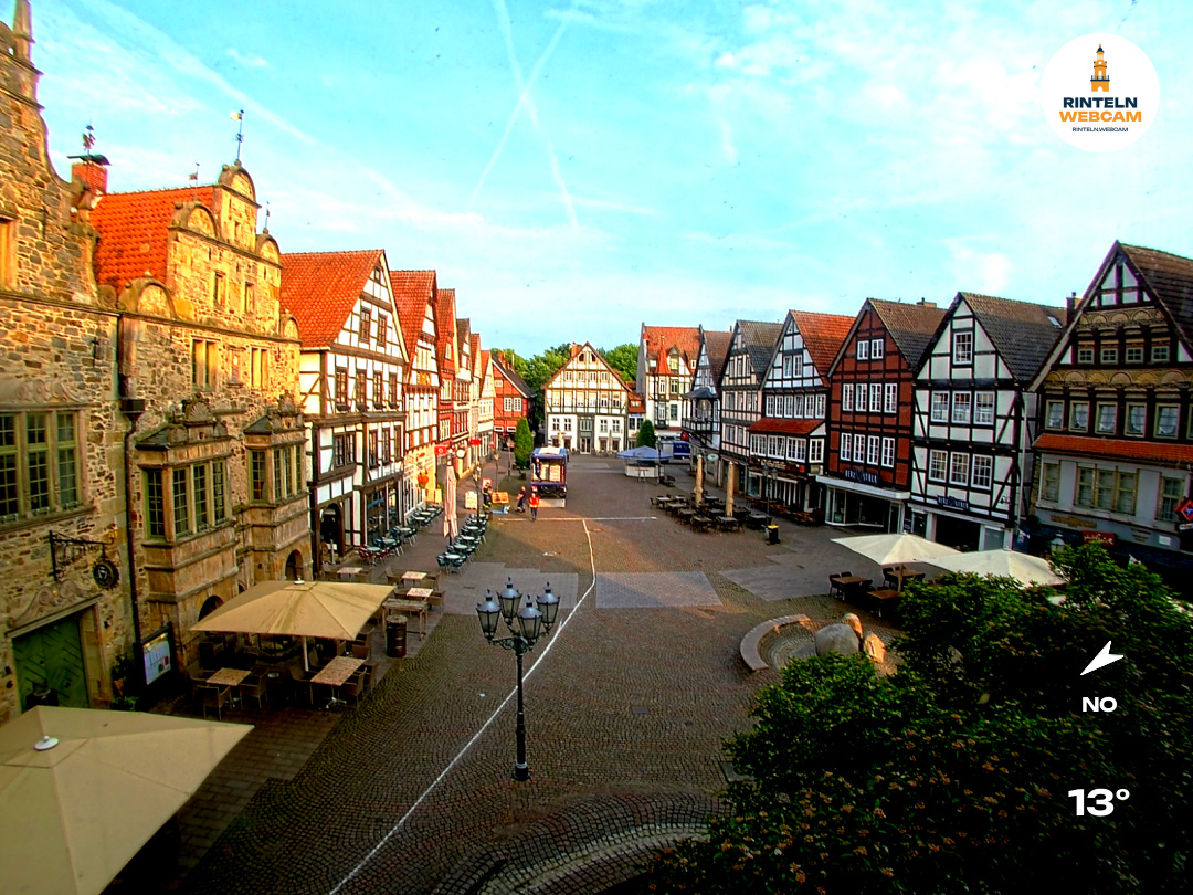 ☀️ Wetter Rinteln (Sicht: Blick auf den Rintelner Marktplatz aus Richtung Bürgerhaus): Heute bis 18,5°C. Sonnenuntergang heute erst um 21:34 Uhr.