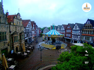 ☀️ Wetter Rinteln (Sicht: Blick auf den Rintelner Marktplatz aus Richtung Bürgerhaus): Heute bis 14°C. Sonnenuntergang heute erst um 20:55 Uhr.