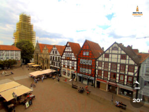 🕒 Update Rinteln (Sicht: Blick auf den Rintelner Marktplatz in Richtung St. Nikolai-Kirche) um 16:00 Uhr: 20,1°C.