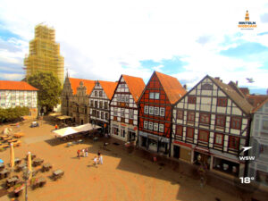 🕒 Update Rinteln (Sicht: Blick auf den Rintelner Marktplatz in Richtung St. Nikolai-Kirche) um 16:00 Uhr: 17,6°C.