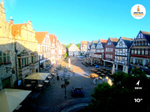 ☀️ Wetter Rinteln (Sicht: Blick auf den Rintelner Marktplatz aus Richtung Bürgerhaus): Heute bis 17,1°C. Sonnenuntergang heute erst um 21:43 Uhr.