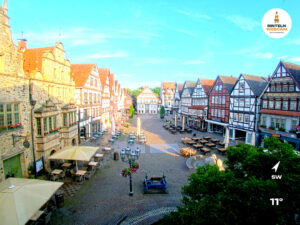 ☀️ Wetter Rinteln (Sicht: Blick auf den Rintelner Marktplatz aus Richtung Bürgerhaus): Heute bis 15°C. Sonnenuntergang heute erst um 21:44 Uhr.