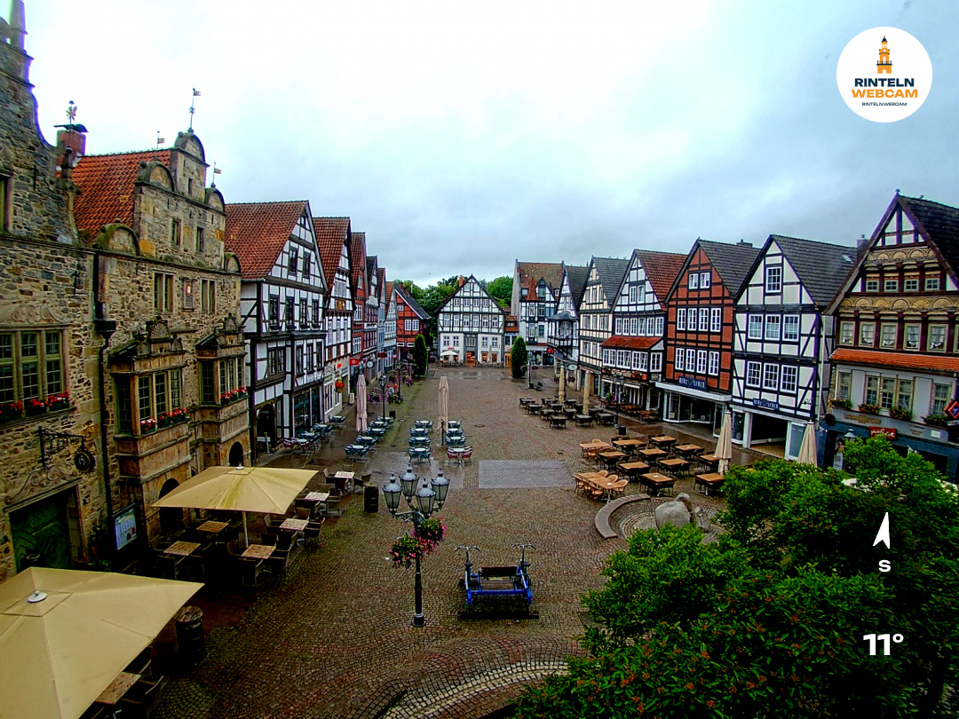 ☀️ Wetter Rinteln (Sicht: Blick auf den Rintelner Marktplatz aus Richtung Bürgerhaus): Heute bis 18,5°C. Sonnenuntergang heute erst um 21:44 Uhr.