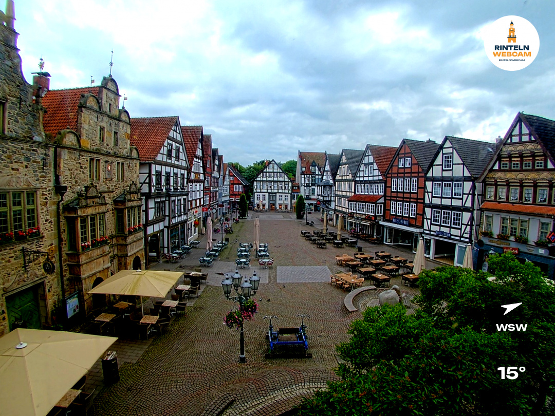☀️ Wetter Rinteln (Sicht: Blick auf den Rintelner Marktplatz aus Richtung Bürgerhaus): Heute bis 17,7°C. Sonnenuntergang heute erst um 21:45 Uhr.