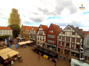 🕒 Update Rinteln (Sicht: Blick auf den Rintelner Marktplatz in Richtung St. Nikolai-Kirche) um 16:00 Uhr: 16,8°C.