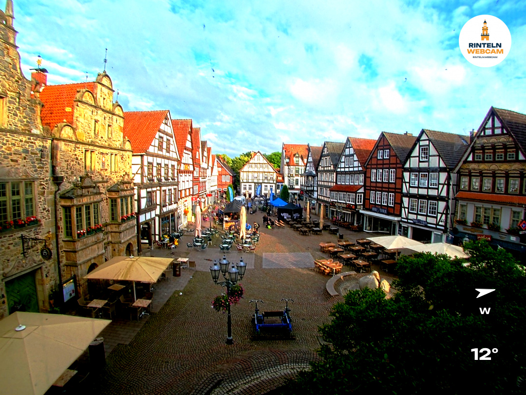 ☀️ Wetter Rinteln (Sicht: Blick auf den Rintelner Marktplatz aus Richtung Bürgerhaus): Heute bis 16,8°C. Sonnenuntergang heute erst um 21:46 Uhr.