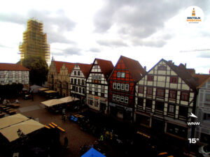 🕒 Update Rinteln (Sicht: Blick auf den Rintelner Marktplatz in Richtung St. Nikolai-Kirche) um 16:00 Uhr: 15°C.