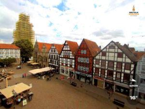 🕒 Update Rinteln (Sicht: Blick auf den Rintelner Marktplatz in Richtung St. Nikolai-Kirche) um 16:00 Uhr: 15,9°C.