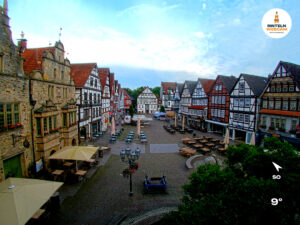 ☀️ Wetter Rinteln (Sicht: Blick auf den Rintelner Marktplatz aus Richtung Bürgerhaus): Heute bis 19,3°C. Sonnenuntergang heute erst um 21:47 Uhr.