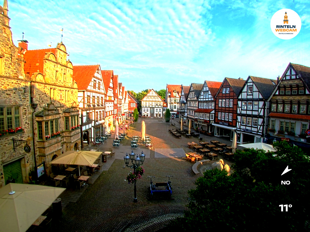 ☀️ Wetter Rinteln (Sicht: Blick auf den Rintelner Marktplatz aus Richtung Bürgerhaus): Heute bis 18,5°C. Sonnenuntergang heute erst um 21:47 Uhr.