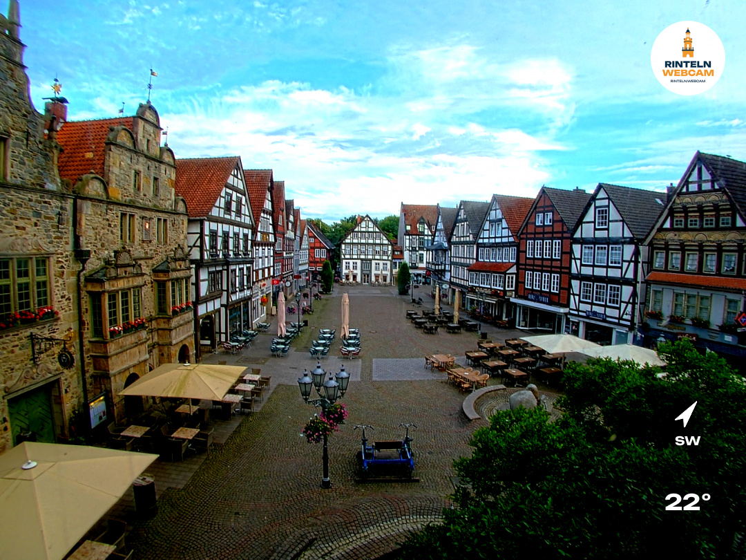 ☀️ Wetter Rinteln (Sicht: Blick auf den Rintelner Marktplatz aus Richtung Bürgerhaus): Heute bis 31.5°C. Sonnenuntergang heute erst um 21:48 Uhr.