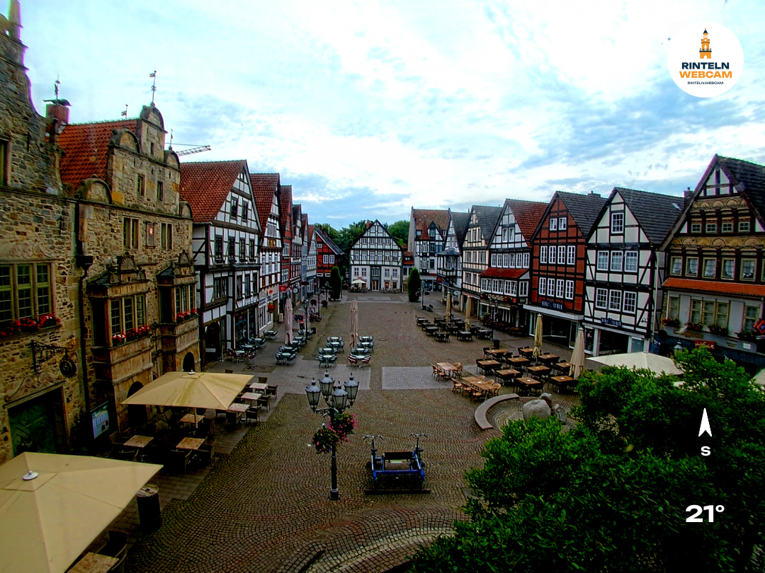 ☀️ Wetter Rinteln (Sicht: Blick auf den Rintelner Marktplatz aus Richtung Bürgerhaus): Heute bis 31,8°C. Sonnenuntergang heute erst um 21:48 Uhr.