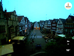 ☀️ Wetter Rinteln (Sicht: Blick auf den Rintelner Marktplatz aus Richtung Bürgerhaus): Heute bis 27,1°C. Sonnenuntergang heute erst um 21:48 Uhr.