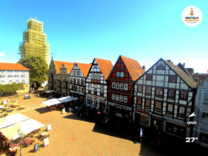 🕒 Update Rinteln (Sicht: Blick auf den Rintelner Marktplatz in Richtung St. Nikolai-Kirche) um 16:00 Uhr: 26,9°C.