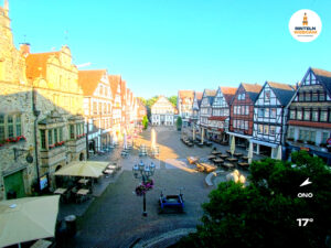 ☀️ Wetter Rinteln (Sicht: Blick auf den Rintelner Marktplatz aus Richtung Bürgerhaus): Heute bis 25,3°C. Sonnenuntergang heute erst um 21:48 Uhr.