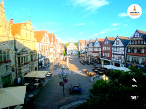 ☀️ Wetter Rinteln (Sicht: Blick auf den Rintelner Marktplatz aus Richtung Bürgerhaus): Heute bis 26,5°C. Sonnenuntergang heute erst um 21:49 Uhr.