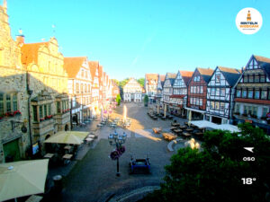 ☀️ Wetter Rinteln (Sicht: Blick auf den Rintelner Marktplatz aus Richtung Bürgerhaus): Heute bis 30°C. Sonnenuntergang heute erst um 21:49 Uhr.