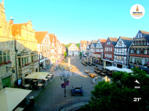 ☀️ Wetter Rinteln (Sicht: Blick auf den Rintelner Marktplatz aus Richtung Bürgerhaus): Heute bis 29,2°C. Sonnenuntergang heute erst um 21:49 Uhr.