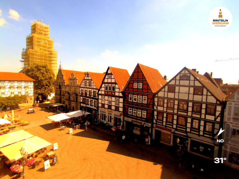 🕒 Update Rinteln (Sicht: Blick auf den Rintelner Marktplatz in Richtung St. Nikolai-Kirche) um 16:00 Uhr: 31°C.