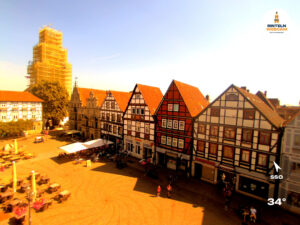 🕒 Update Rinteln (Sicht: Blick auf den Rintelner Marktplatz in Richtung St. Nikolai-Kirche) um 16:00 Uhr: 33,8°C.